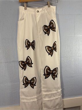 High-Rise White Women’s Jeans with Decorative Brown Bow Appliqués SZ 26 Waist